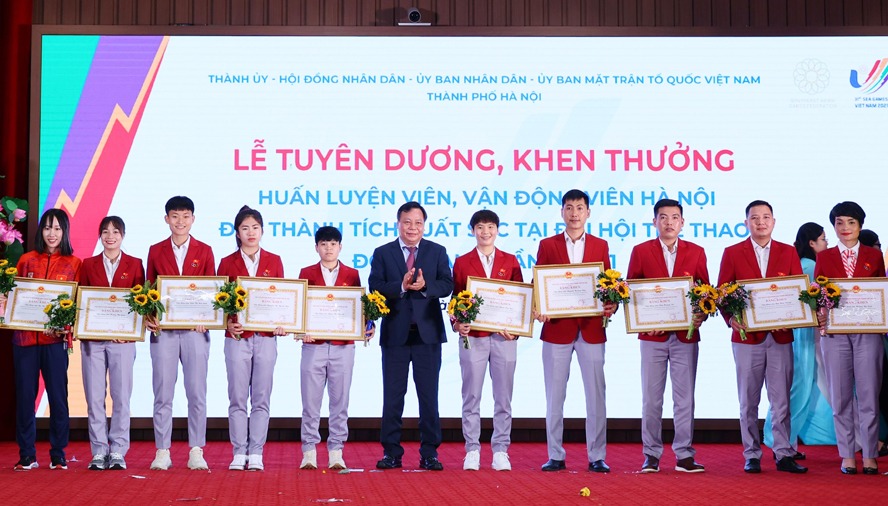 Phó Bí thư Thành ủy Hà Nội Nguyễn Văn Phong trao Bằng khen cho các HLV và VĐV.