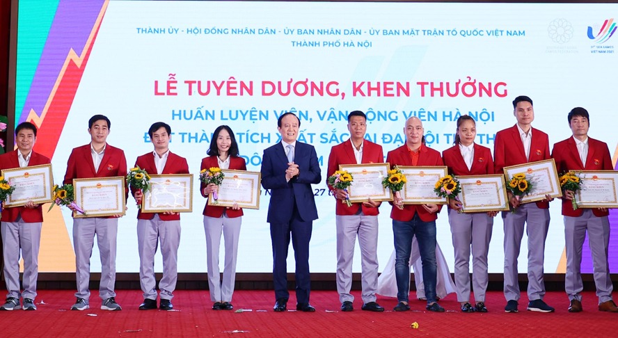 Chủ tịch HĐND thành phố Hà Nội Nguyễn Ngọc Tuấn trao Bằng khen cho các HLV.