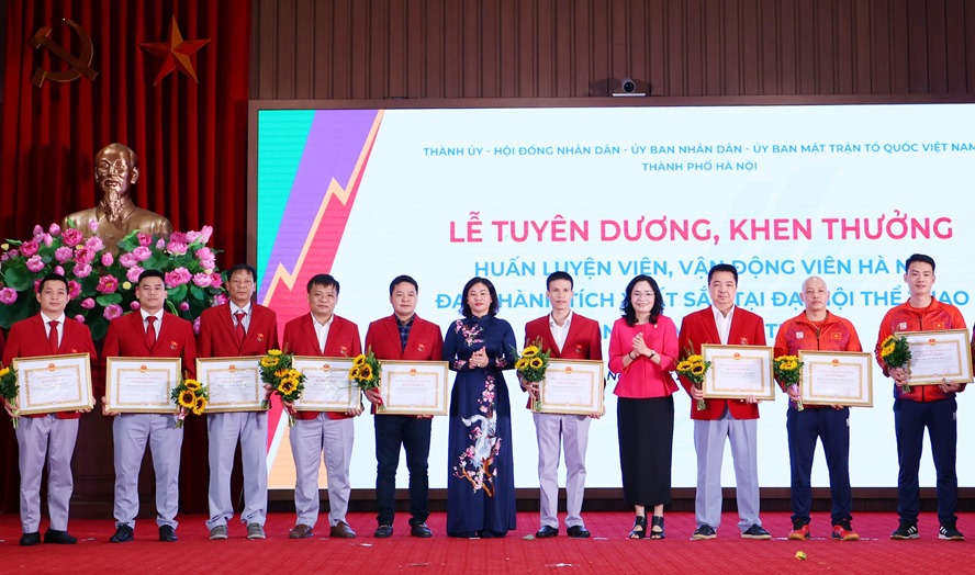 Phó Bí thư Thường trực Thành ủy Hà Nội Nguyễn Thị Tuyến, Thứ trưởng Bộ Văn hóa, Thể thao và Du lịch Trịnh Thị Thủy trao Bằng khen cho các HLV.