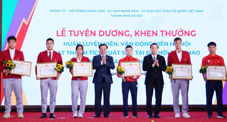 Bí thư Thành ủy Hà Nội Đinh Tiến Dũng, Chủ tịch UBND thành phố Hà Nội Chu Ngọc Anh trao Bằng khen cho các cá nhân.