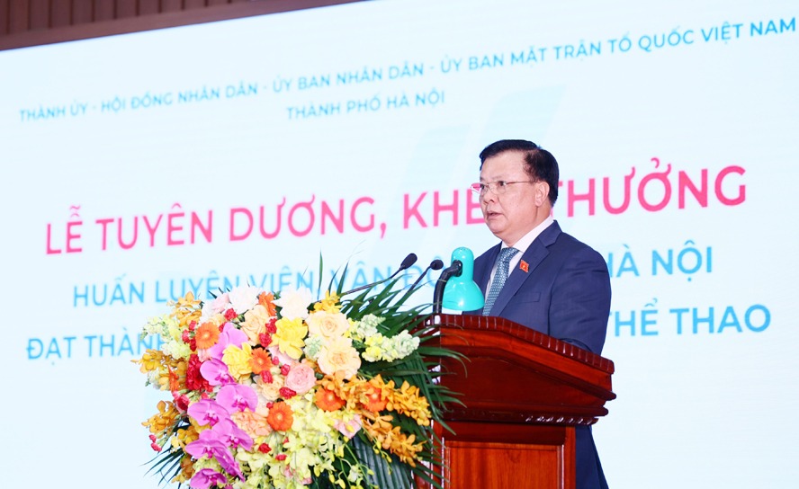 Bí thư Thành ủy Hà Nội Đinh Tiến Dũng phát biểu động viên, khen thưởng và chỉ đạo tại lễ tuyên dương.