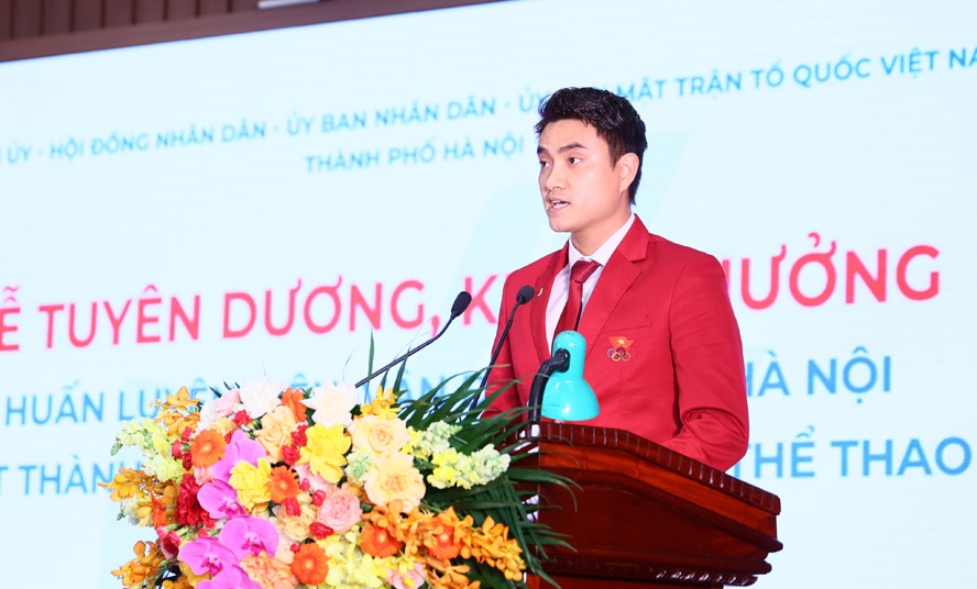 VĐV đấu kiếm Vũ Thành An phát biểu tại lễ tuyên dương.