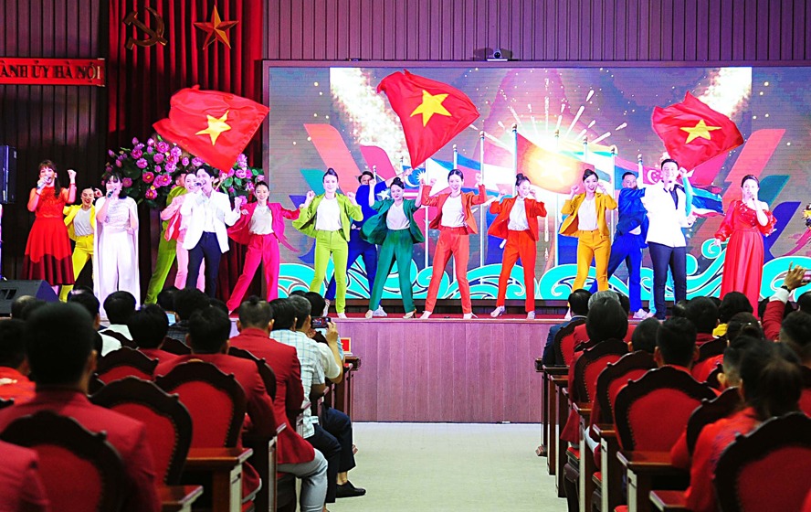 Chương trình nghệ thuật chào mừng tại lễ tuyên dương, khen thưởng HLV, VĐV Hà Nội đạt thành tích xuất sắc tại Đại hội Thể thao Đông Nam Á lần thứ 31.