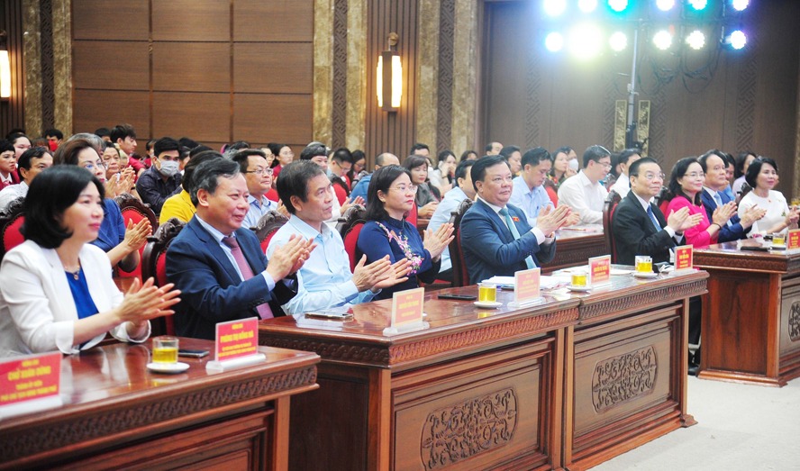 Các đồng chí lãnh đạo thành phố Hà Nội và các đại biểu dự lễ tuyên dương, khen thưởng.