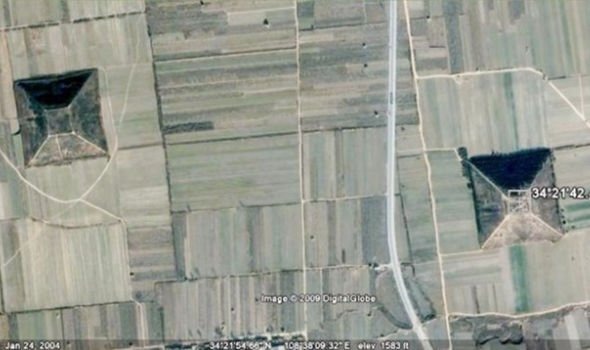 Hình ảnh Kim Tự Tháp khổng lồ được nhìn thấy trên Google Earth. Hình ảnh Kim Tự Tháp khổng lồ được nhìn thấy trên Google Earth.
