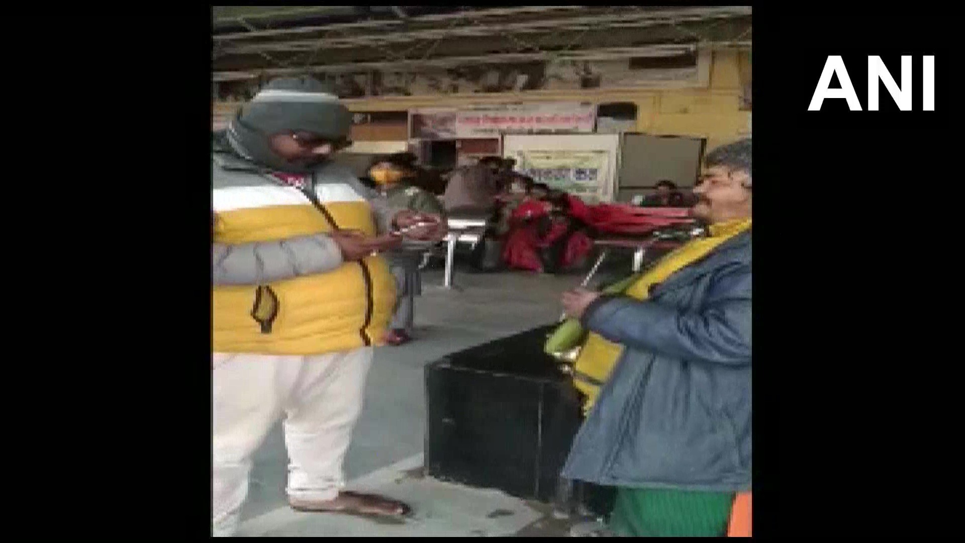 Dùng mã QR, 'người ăn xin chuyển đổi số' thu nhập gấp đôi đồng nghiệp - Ảnh 2 Dùng mã QR, 'người ăn xin chuyển đổi số' thu nhập gấp đôi đồng nghiệp - Ảnh 2