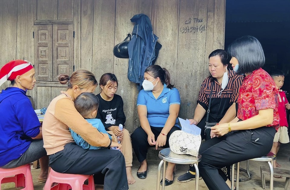 Hàng xóm và các ban ngành đoàn thể đến hỏi thăm, động viên gia đình nạn nhân. Ảnh: Lao động