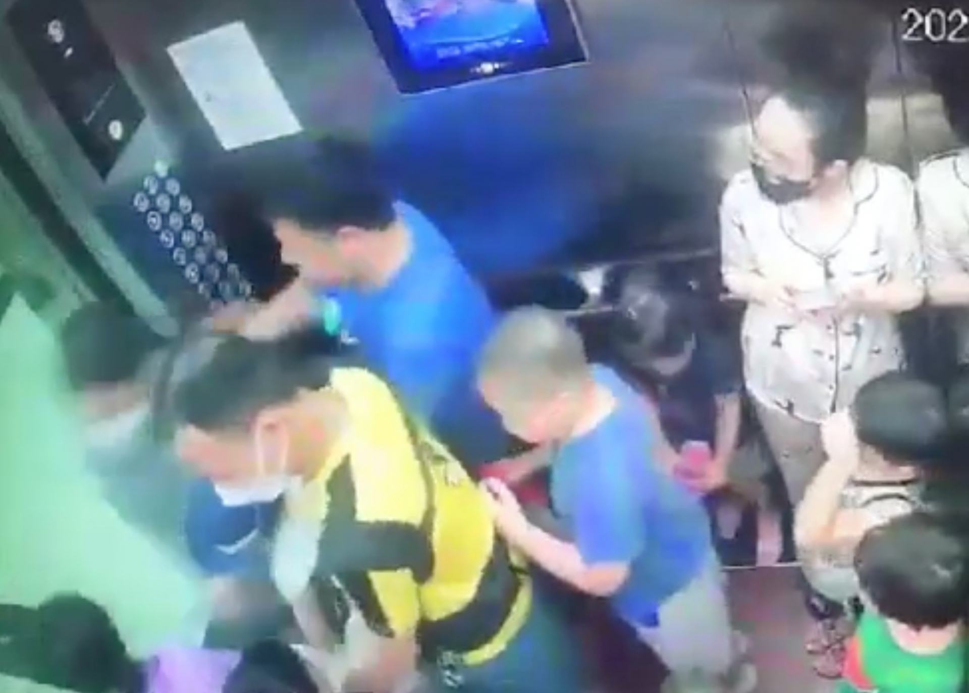 Người đàn ông đẩy nạn nhân ra ngoài mà không lên tiếng xin nhường đường hay nói mình muốn ra tầng nào.