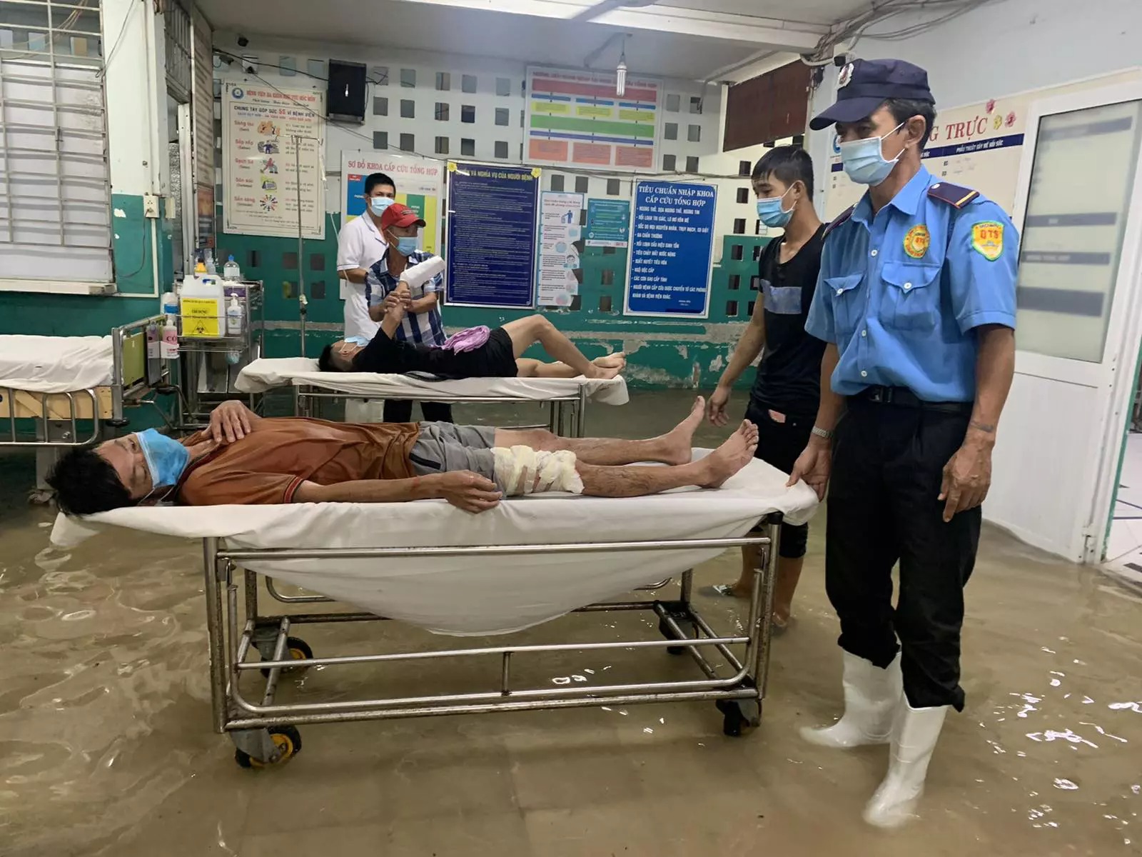 Mưa lớn ngập bệnh viện, bác sĩ TP.HCM vừa cấp cứu bệnh nhân, vừa bắt cua - Ảnh 2