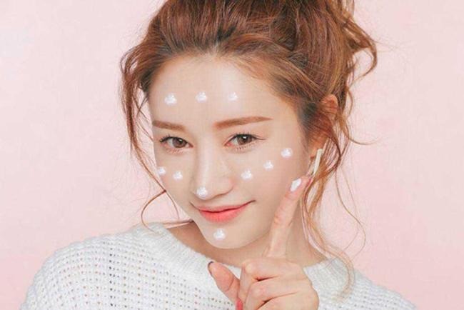 Sai lầm khi bôi kem chống nắng khiến 5 bộ phận tố cáo tuổi thật của phụ nữ Sai lầm khi bôi kem chống nắng khiến 5 bộ phận tố cáo tuổi thật của phụ nữ
