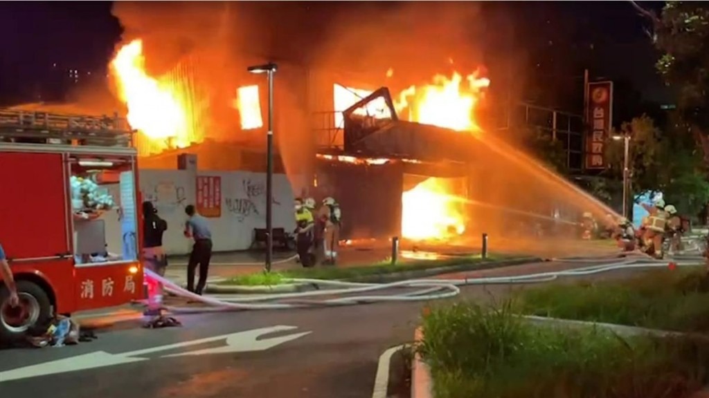 25 xe cứu hỏa, 160 nhân viên phải làm việc cật lực mới kiểm soát được đám cháy.