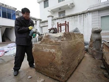 Những công nhân đang đào đường thì phát hiện một quan tài đá ở độ sâu 2m. Những công nhân đang đào đường thì phát hiện một quan tài đá ở độ sâu 2m.