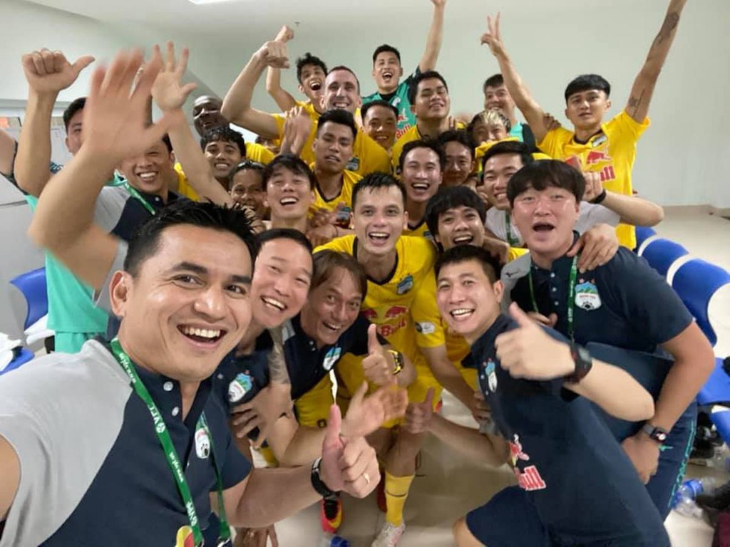 Kiatisak cam kết gắn bó lâu dài với HAGL - Ảnh: FB nhân vật