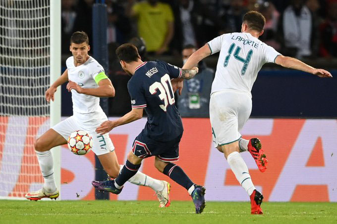 Messi quá nhanh nhẹn và sắc bén trong bàn thắng này - Ảnh: Twitter Messi quá nhanh nhẹn và sắc bén trong bàn thắng này - Ảnh: Twitter