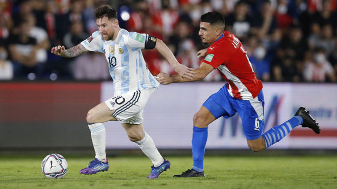 Messi vẫn phải một tay gánh vác Argentina - Ảnh: AP