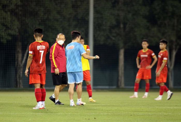 HLV Park Hang Seo thị phạm buổi tập, lên ý tưởng cho đội hình U23 Việt Nam 1