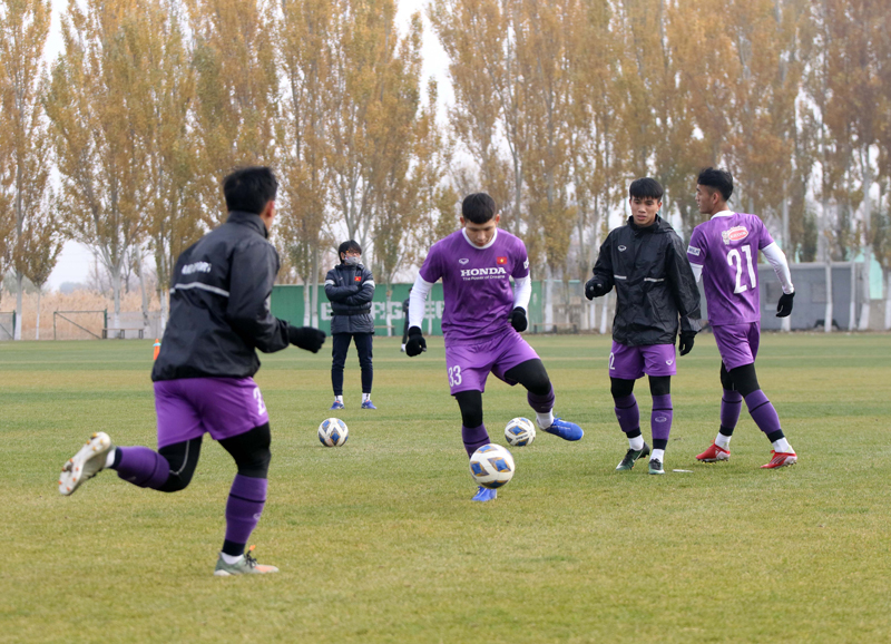 U23 Việt Nam đang tích cực luyện tập đấu pháp trong trận đấu chiều nay. U23 Việt Nam đang tích cực luyện tập đấu pháp trong trận đấu chiều nay.