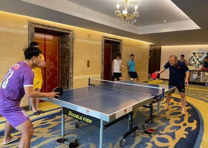 Thầy Park đối đầu Đức Chinh trên bàn bóng bàn - Ảnh: Facebook Thầy Park đối đầu Đức Chinh trên bàn bóng bàn - Ảnh: Facebook