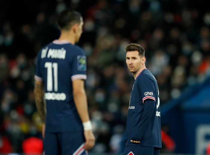 Messi bất lực trong trận đấu đầu tiên sau khi giành Quả bóng Vàng thứ 7 trong sự nghiệp - Ảnh: Reuters Messi bất lực trong trận đấu đầu tiên sau khi giành Quả bóng Vàng thứ 7 trong sự nghiệp - Ảnh: Reuters