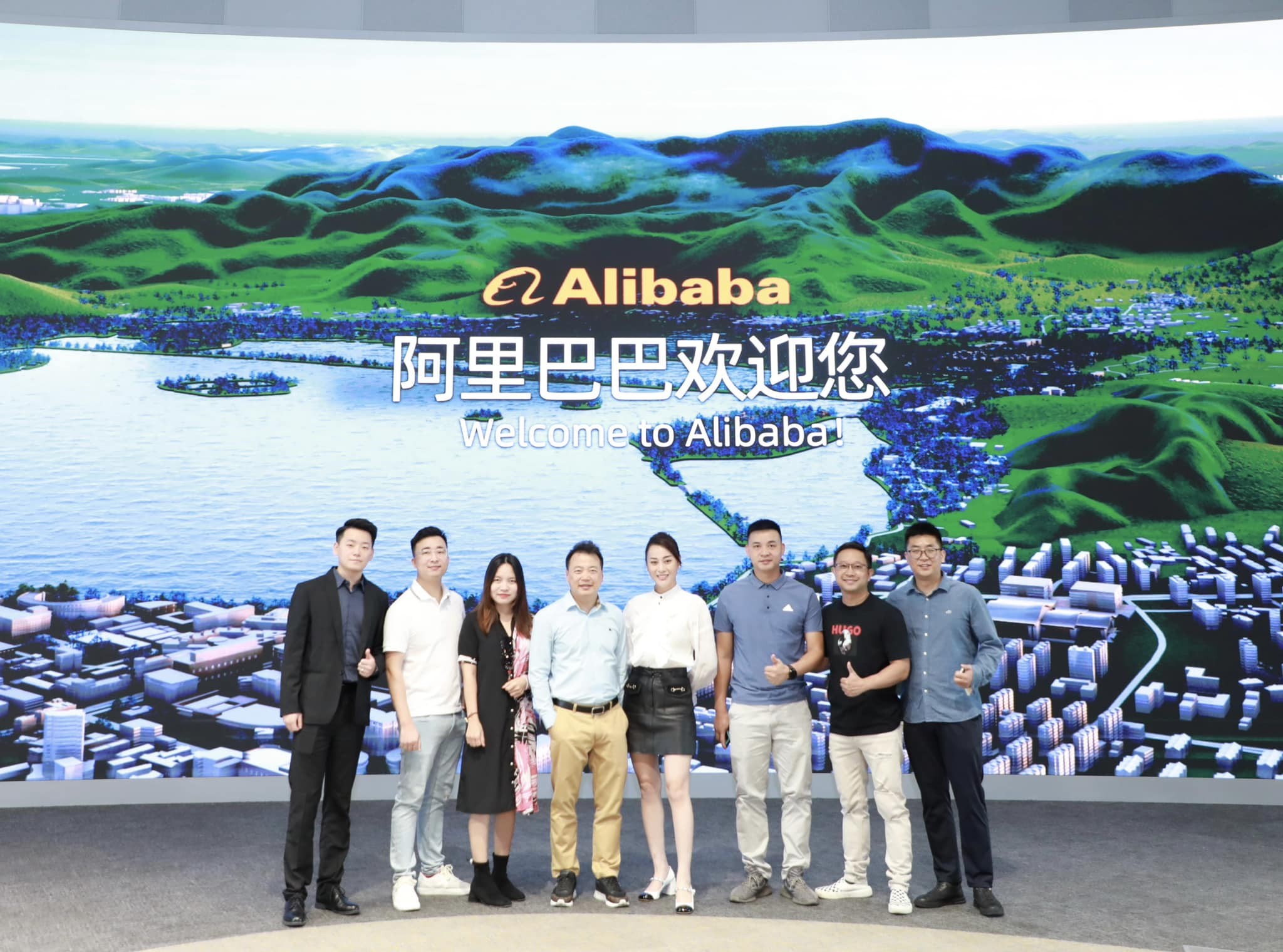 Phương Oanh tham gia chuyến công tác với công ty Shark Bình. Ảnh: FBNV.