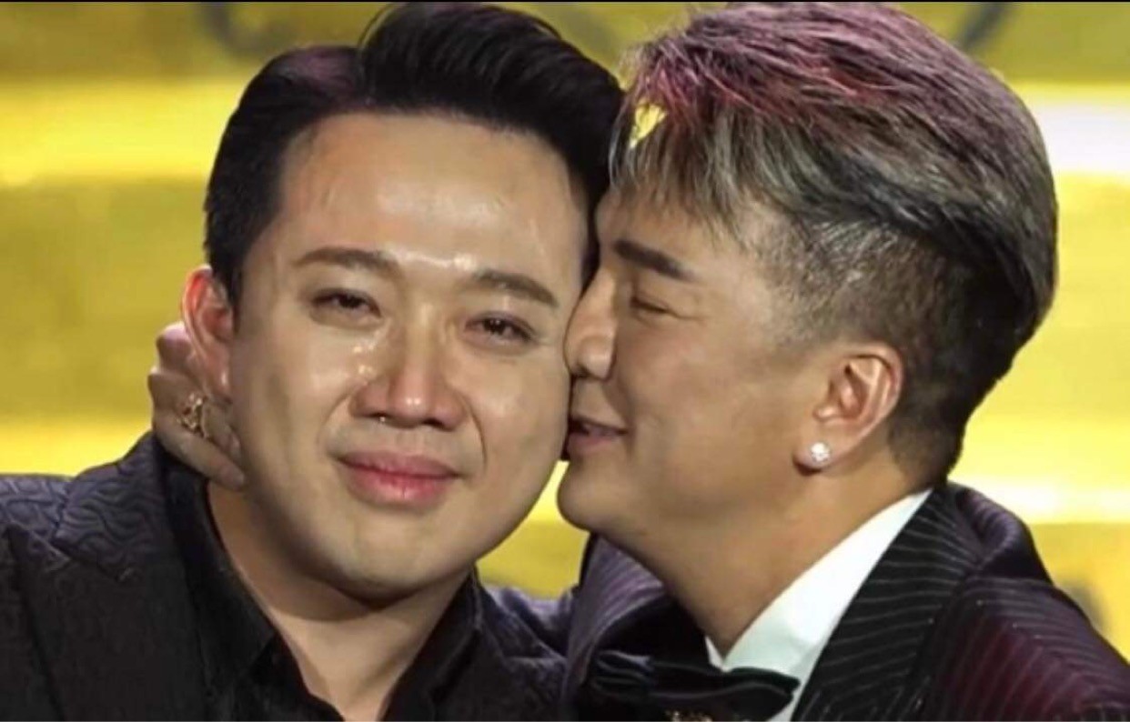 Trấn Thành khóc tại sự kiện ra mắt Hào Quang Rực Rỡ của Đàm Vĩnh Hưng. Ảnh cắt từ clip.