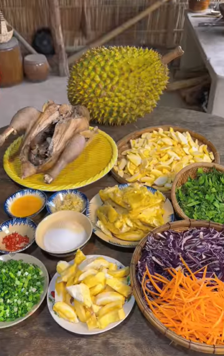 Nguyên liệu làm món gỏi gà sầu riêng. Ảnh: Huyền Phi. Nguyên liệu làm món gỏi gà sầu riêng. Ảnh: Huyền Phi.