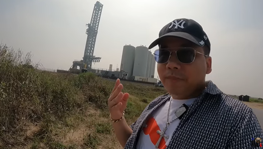 Khoa Pug lên tận trụ sở tên lửa SpaceX để 'đòi' mua vé lên sao Hỏa chỉ để làm clip review! 2 Khoa Pug lên tận trụ sở tên lửa SpaceX để 'đòi' mua vé lên sao Hỏa chỉ để làm clip review! 2
