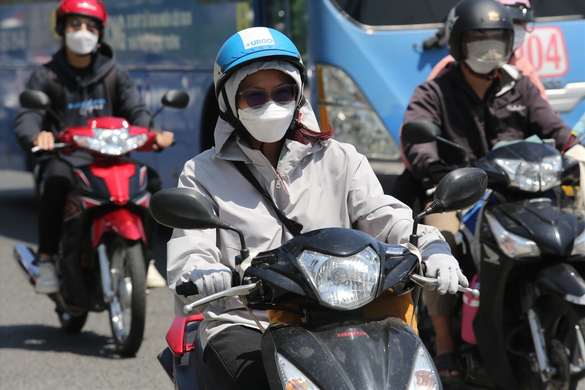 Bôi kem chống nắng cần tránh điều gì để không gây hại cho da, 5 lưu ý tuyệt đối không thể bỏ qua - Ảnh 3