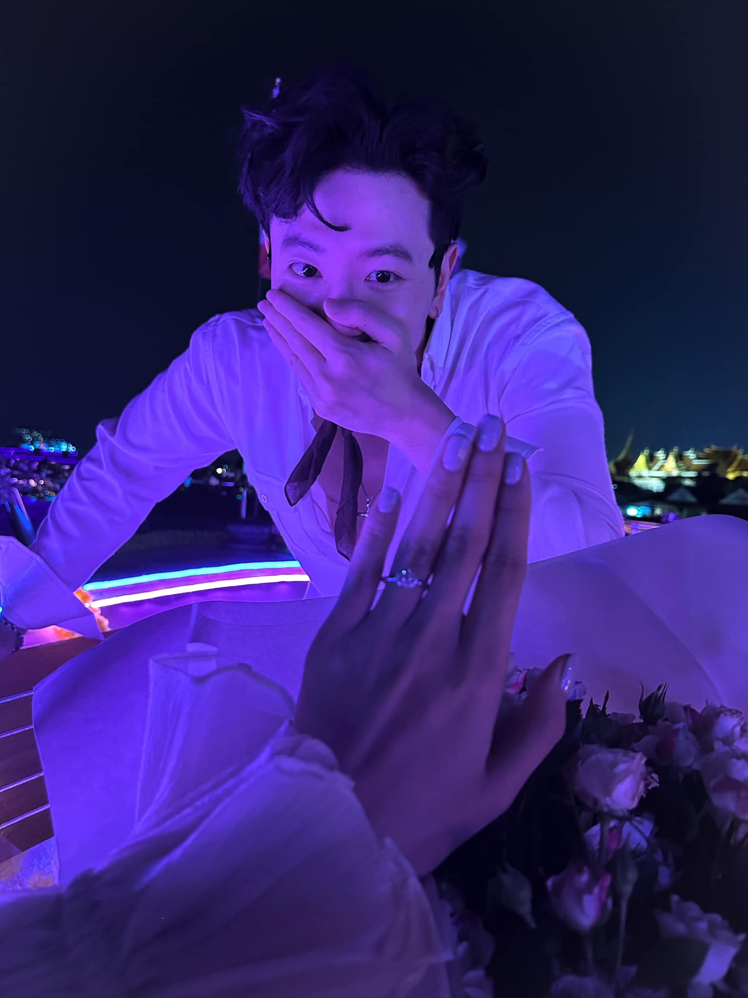 Phí Ngọc Hưng cầu hôn thành công Trương Mỹ Nhân. Ảnh: Trương Mỹ Nhân.