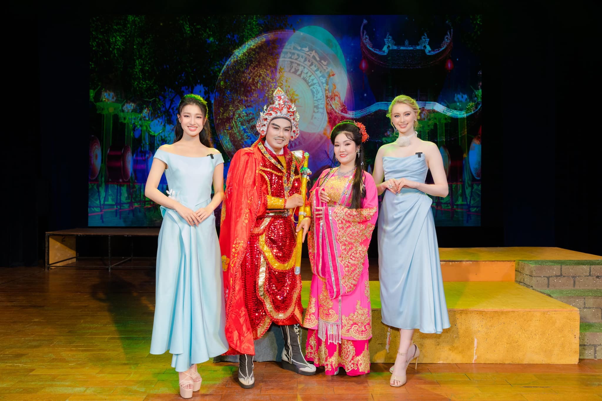 Á hậu Phương Nhi và MI 2022 tìm hiểu về cải lương.