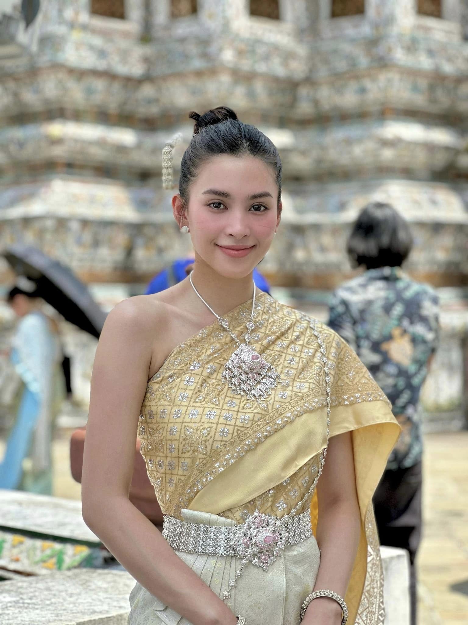 Hoa hậu Tiểu Vy biến hình hóa gái Thái trong trang phục truyền thống, so kè với nhan sắc với Thùy Tiên trước đó thì sao? - Ảnh 1