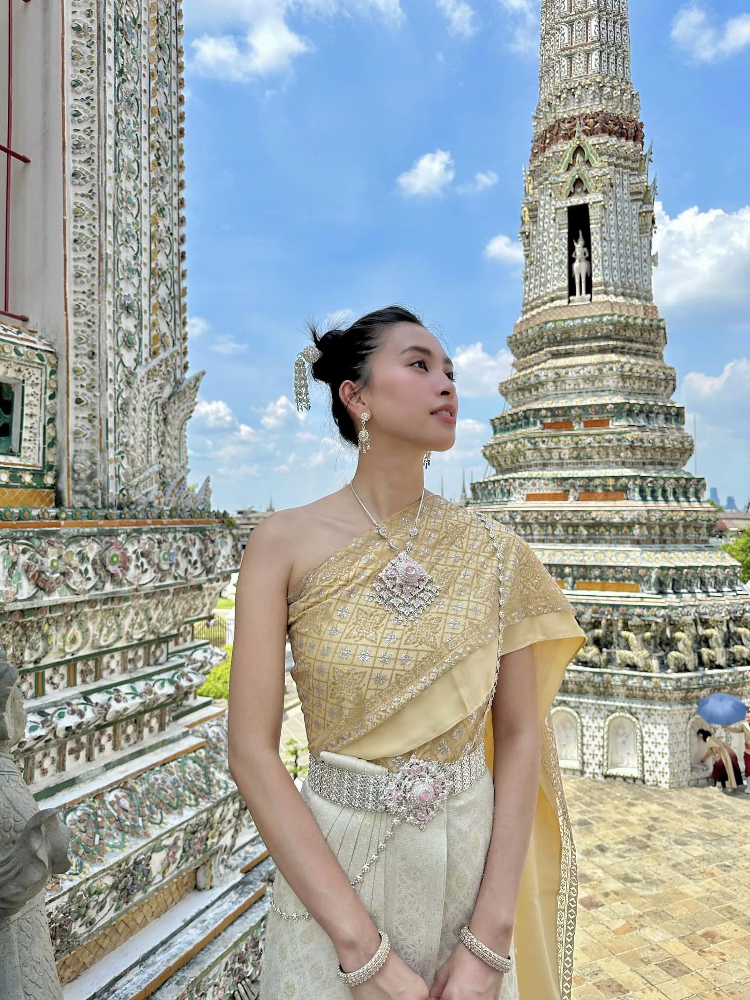 Hoa hậu Tiểu Vy biến hình hóa gái Thái trong trang phục truyền thống, so kè với nhan sắc với Thùy Tiên trước đó thì sao? - Ảnh 3