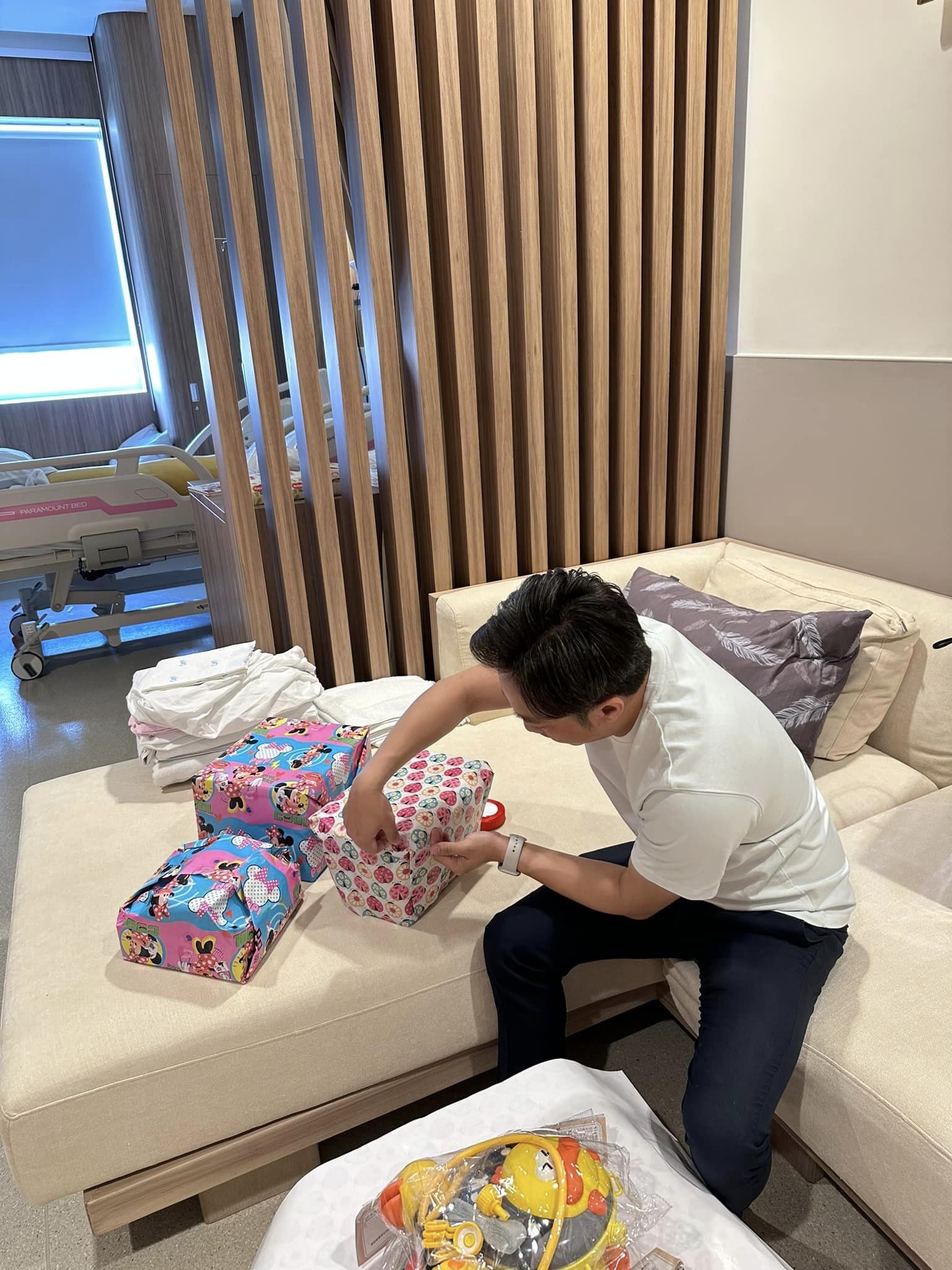 Vừa chăm vợ mới sinh, Cường Đô La tận tay gói quà tặng các con trong ngày 1/6. Ảnh: FBNV.