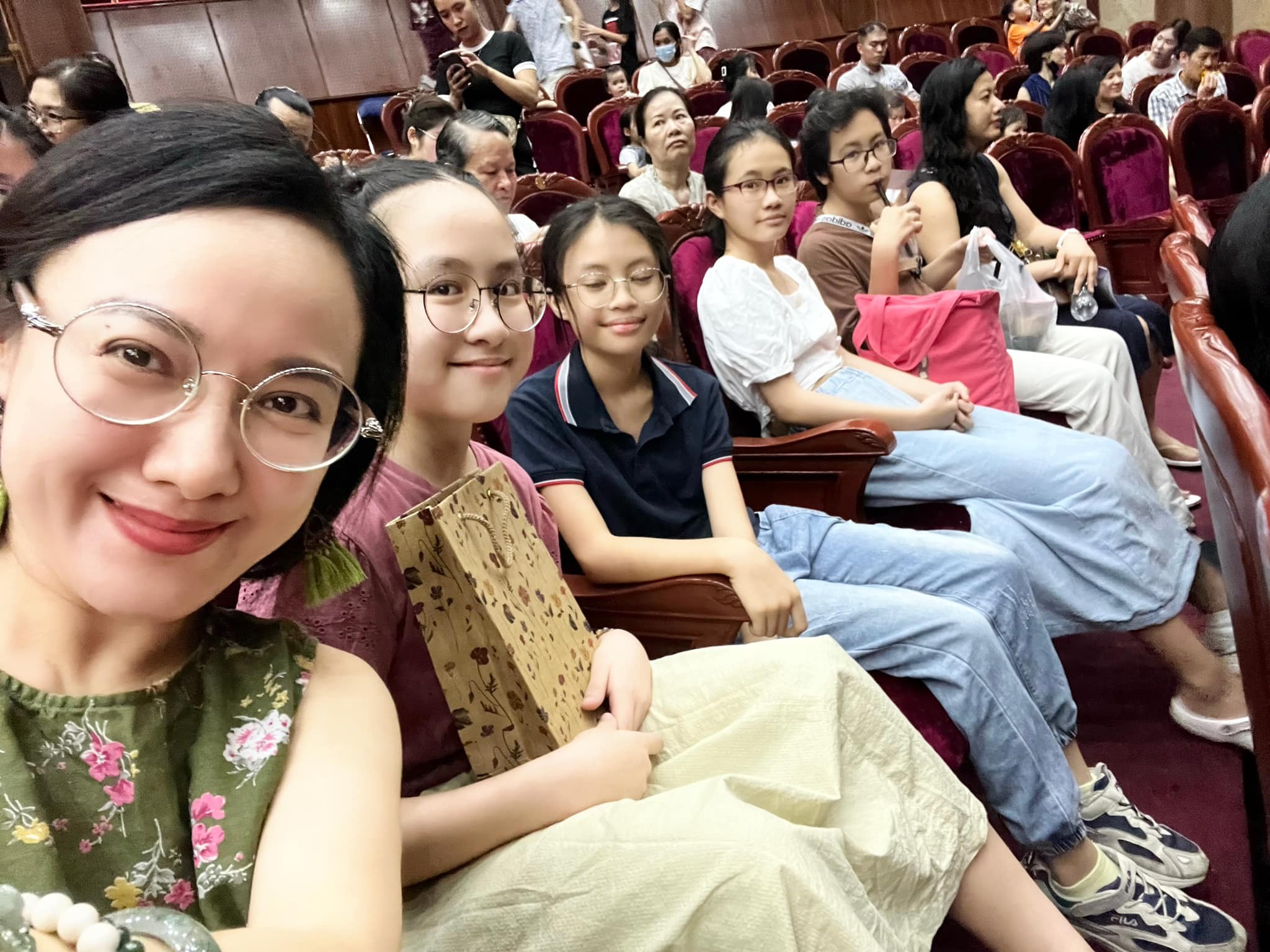 Nghề tay trái của nữ BTV vào ngày Quốc tế thiếu nhi.