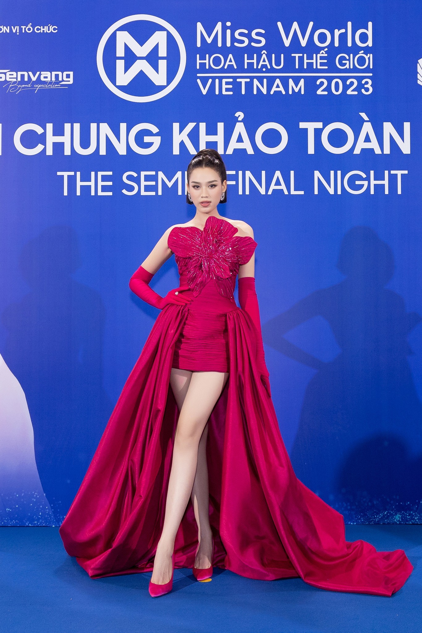 Hoa hậu Đỗ Hà cá tính với chiếc đầm đỏ, khoe trọn đôi chân dài miên man.