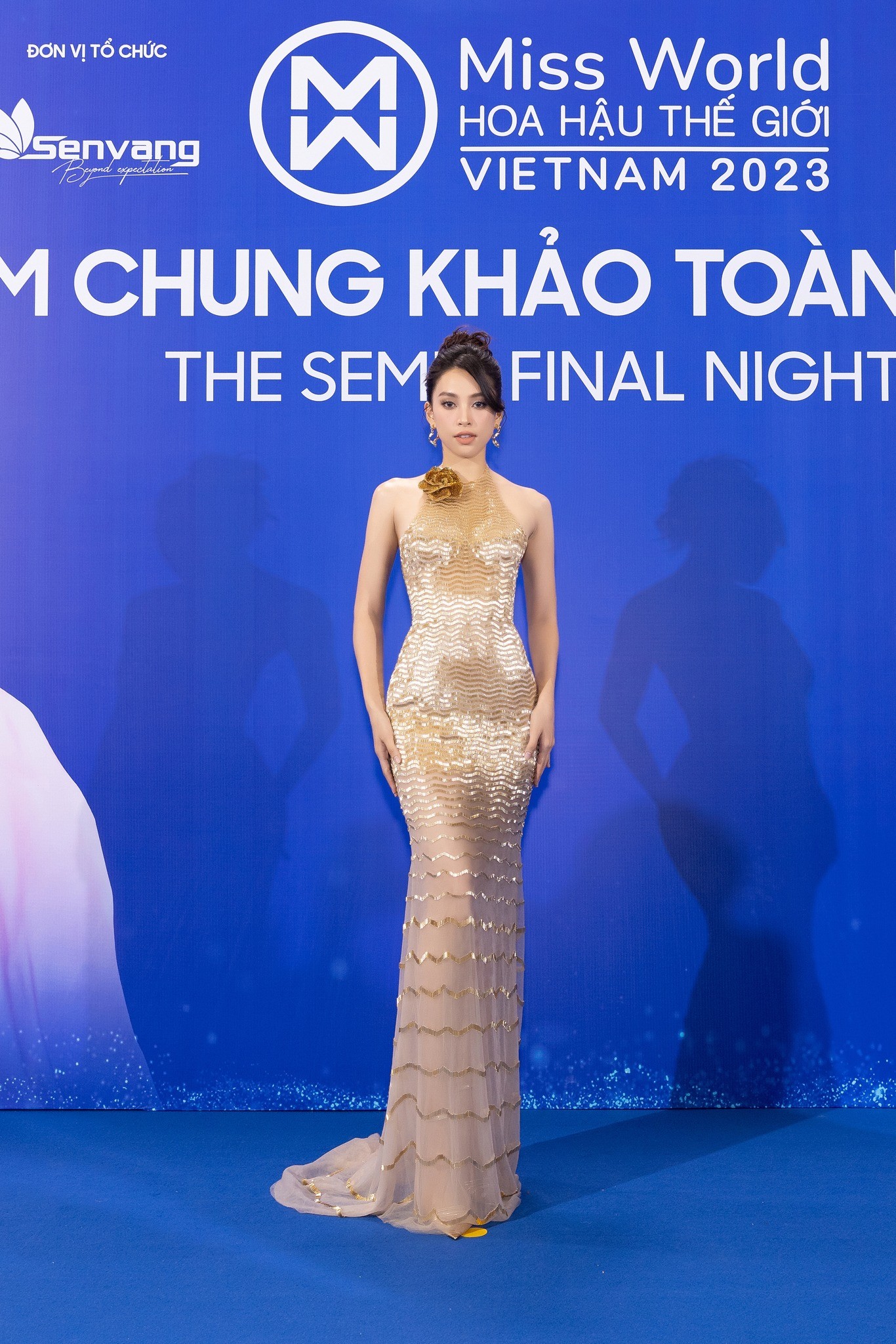 Hoa hậu Tiểu Vy như một quý cô sang trọng, quý phái.