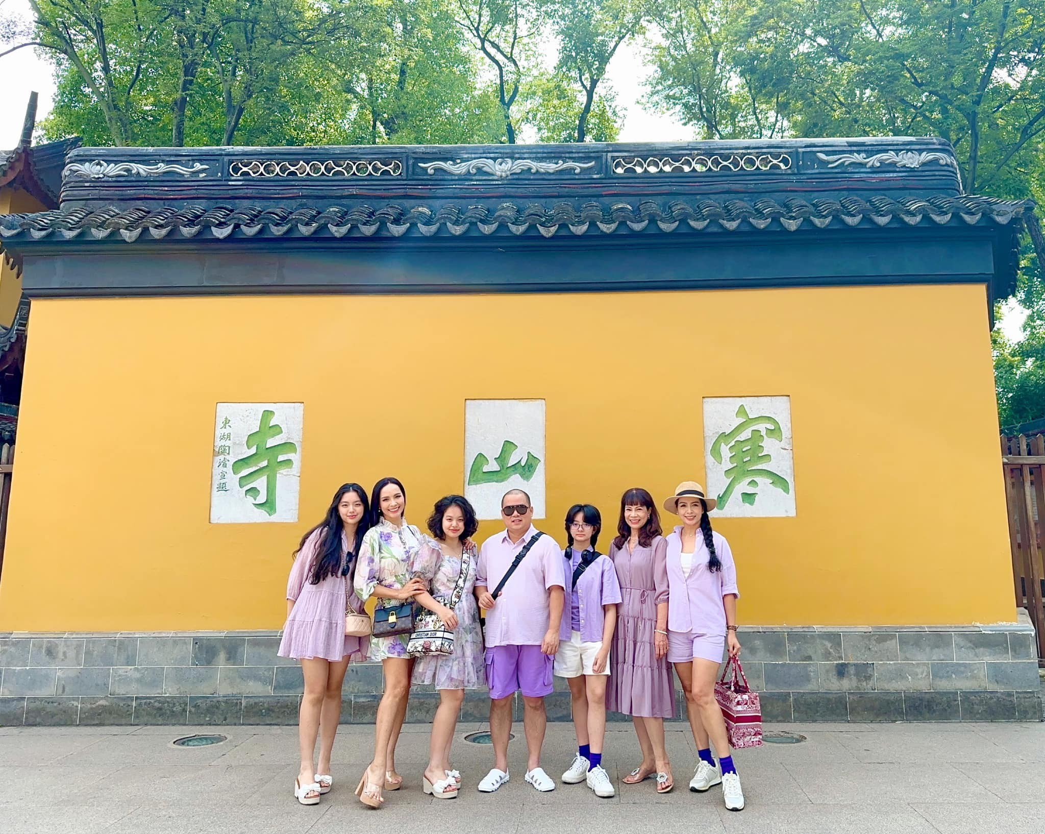 Cả gia đình Thúy Hạnh - Minh Khang nổi bật diện đồ màu tím check in tại Trung Quốc.