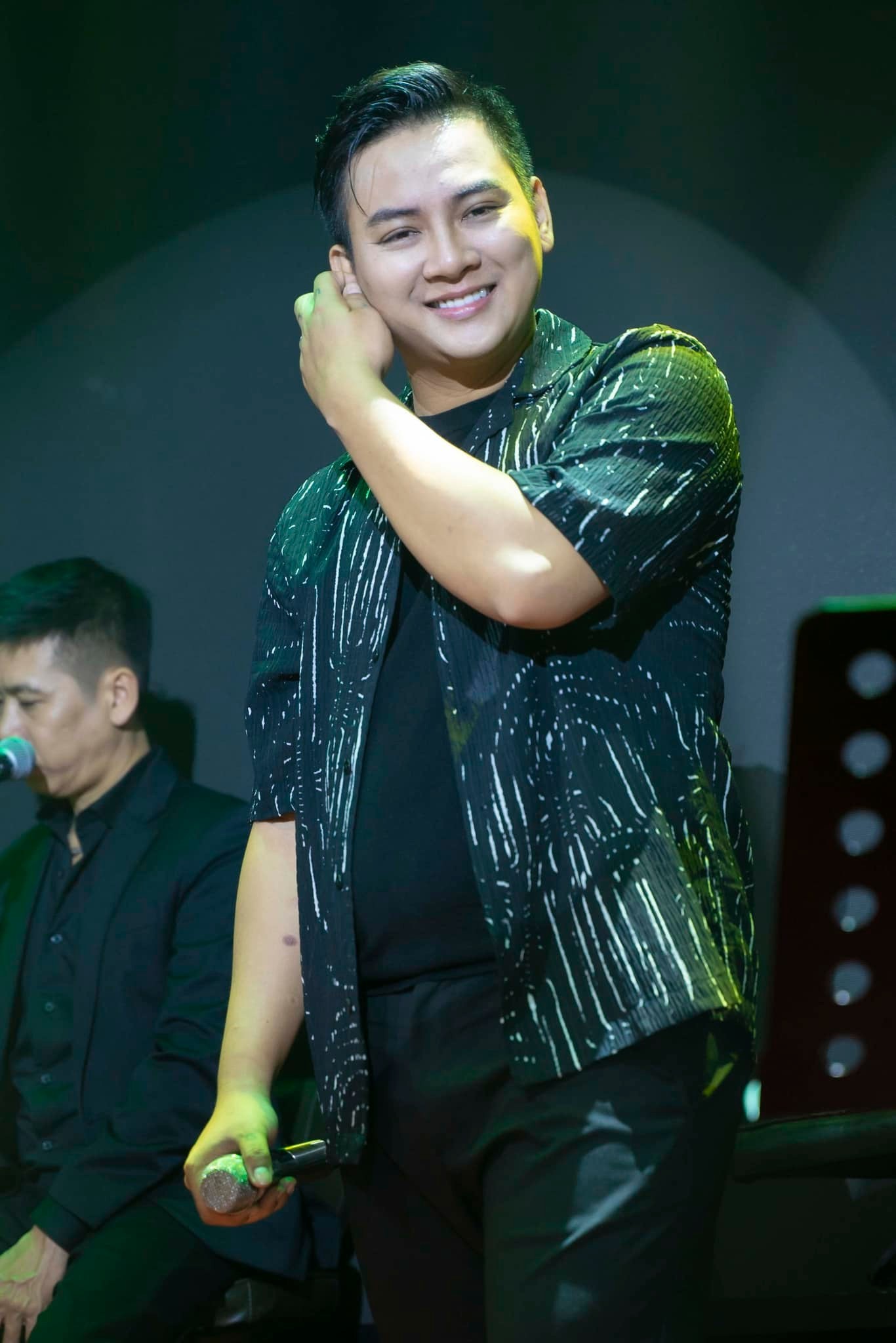 Buổi biểu diễn cũng nhân dịp sinh nhật của nam ca sĩ. Ảnh: FBNV