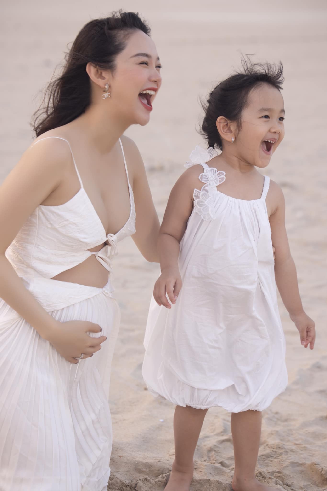 Minh Hằng 'quậy' cùng các thành viên trong gia đình nhân kỷ niệm 1 năm ngày cưới. Minh Hằng 'quậy' cùng các thành viên trong gia đình nhân kỷ niệm 1 năm ngày cưới.