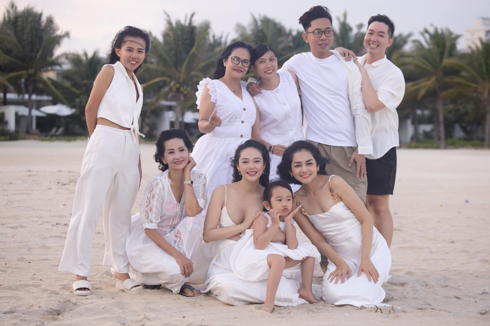 Minh Hằng cười rạng rỡ bên ông xã doanh nhân, có 1 chi tiết chú ý tiết lộ giới tính em bé - Ảnh 2 Minh Hằng cười rạng rỡ bên ông xã doanh nhân, có 1 chi tiết chú ý tiết lộ giới tính em bé - Ảnh 2