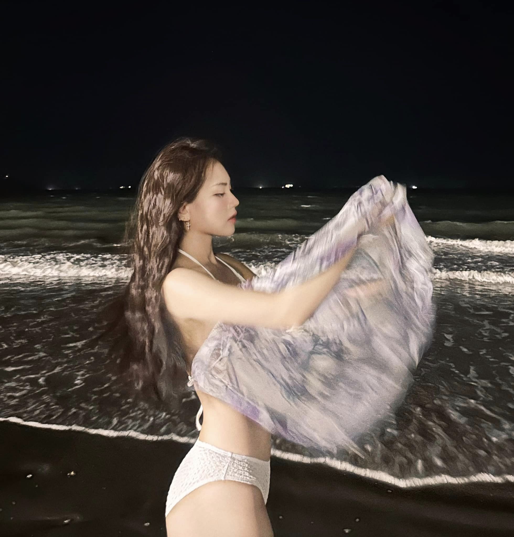 Hoa hậu Mai Phương gia nhập đường đua mùa hè, thả dáng hờ hững giữa biển đêm - Ảnh 5