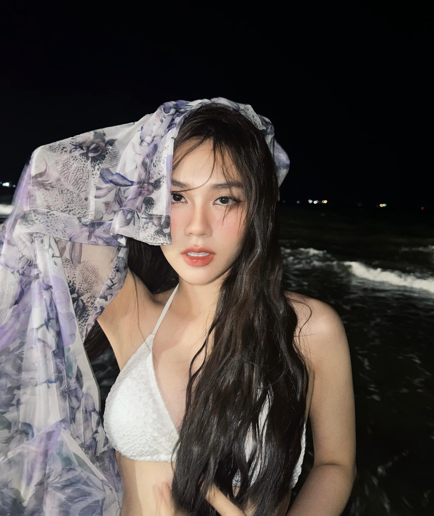 Hoa hậu Mai Phương khoe dáng cực nuột trên bãi biển đêm.