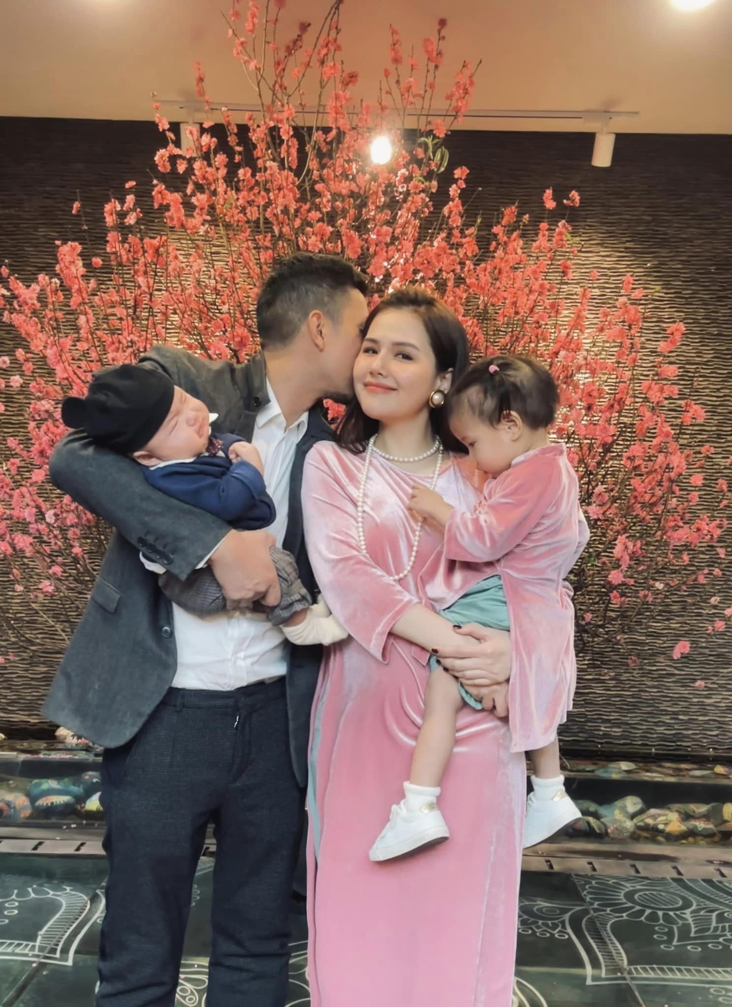 Phanh Lee công khai 'trốn chồng, trốn con' đi chơi, diện đồ đơn giản nhưng vẫn toát lên khí chất hào môn - Ảnh 4 Phanh Lee công khai 'trốn chồng, trốn con' đi chơi, diện đồ đơn giản nhưng vẫn toát lên khí chất hào môn - Ảnh 4
