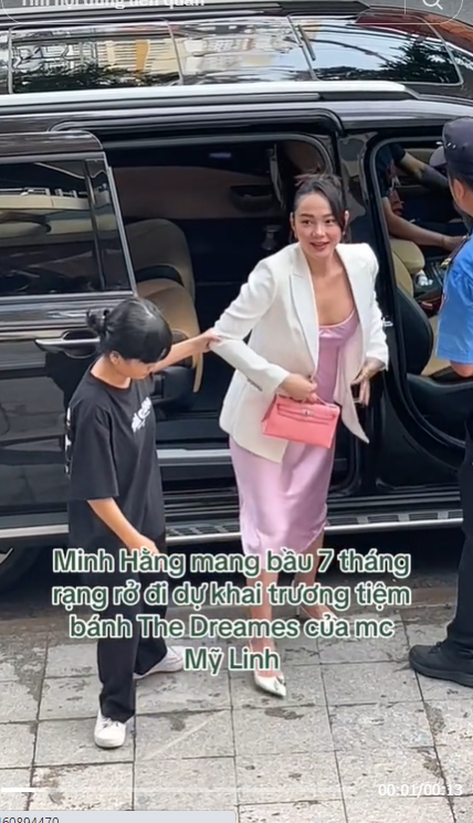 Nhiều người lo lắng khi Minh Hằng đi giày cao gót ở nhưng tháng thai kỳ cuối. Nhiều người lo lắng khi Minh Hằng đi giày cao gót ở nhưng tháng thai kỳ cuối.