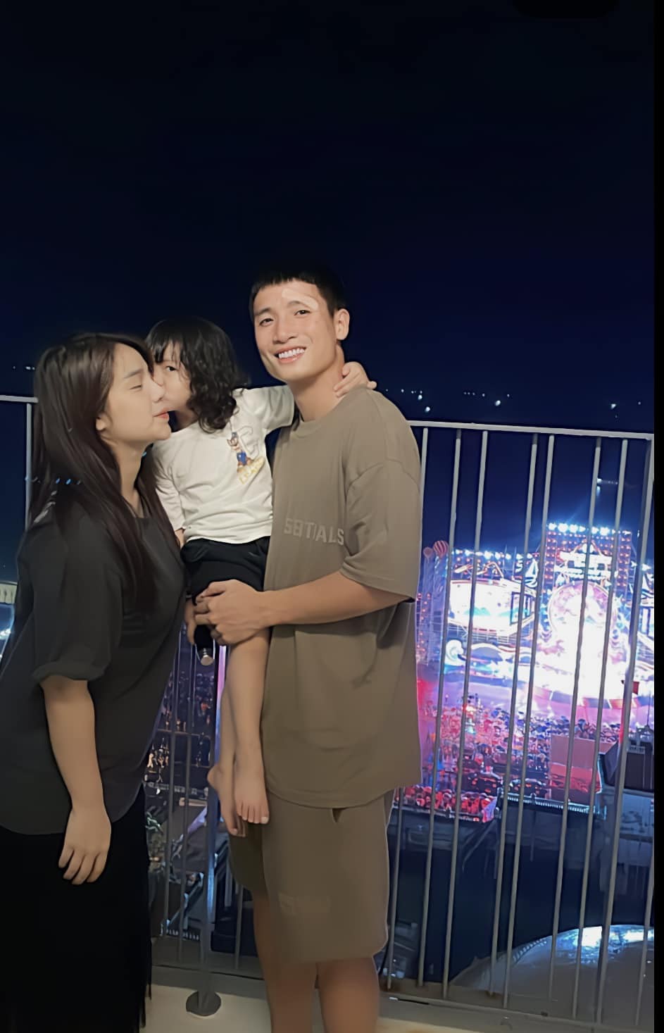 Bức ảnh đính chính của Bùi Tiến Dũng sau status khó hiểu của bà xã. Bức ảnh đính chính của Bùi Tiến Dũng sau status khó hiểu của bà xã.
