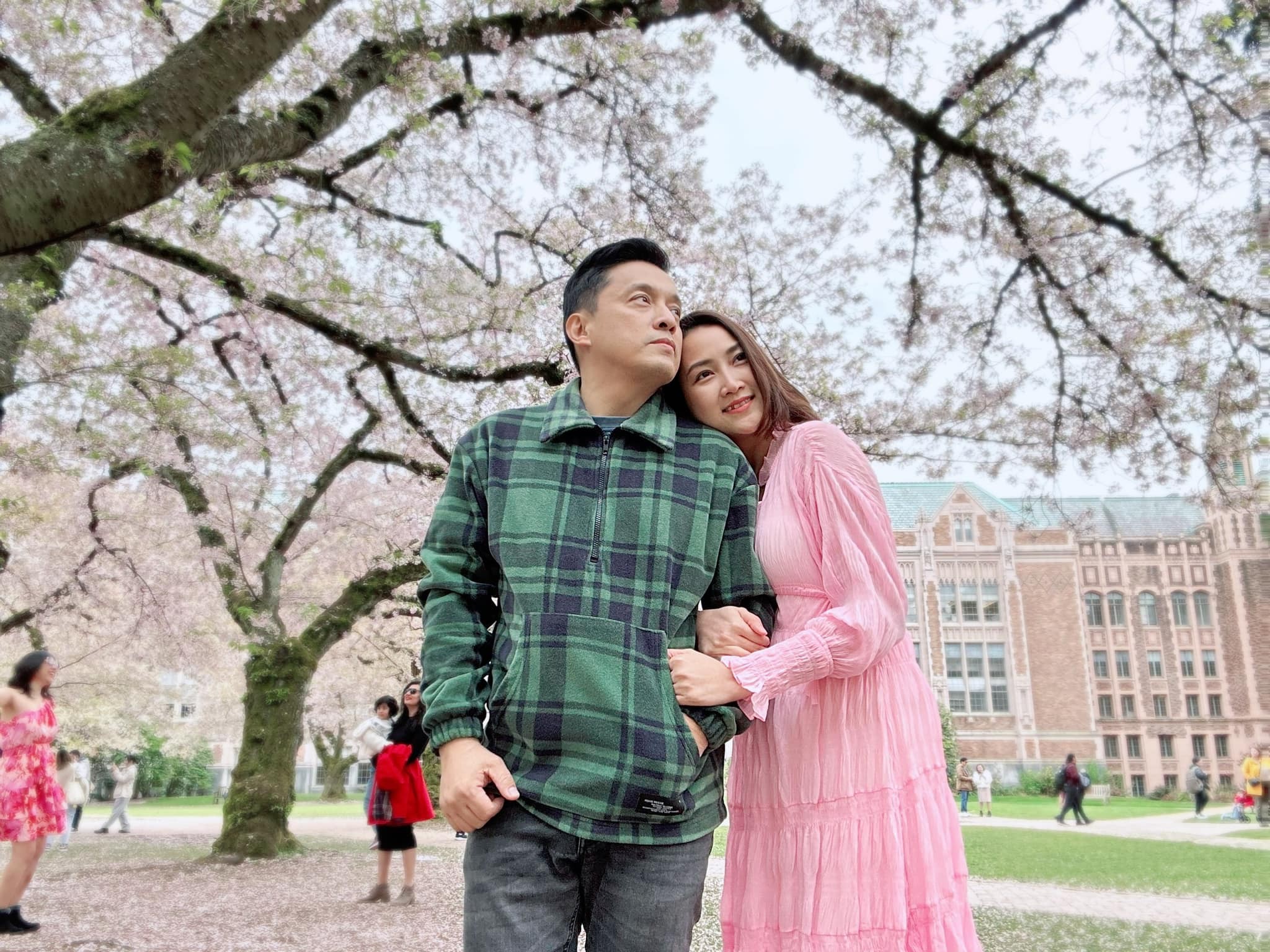 Vợ trẻ Lam Trường dùng thẻ đen của chồng chỉ để đi ăn vặt, gương mặt 'ông xã' gây chú ý - Ảnh 1 Vợ trẻ Lam Trường dùng thẻ đen của chồng chỉ để đi ăn vặt, gương mặt 'ông xã' gây chú ý - Ảnh 1