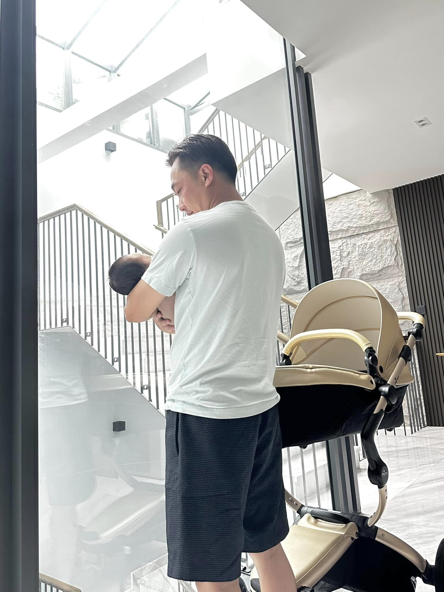 Hết thời gian ở cữ, Đàm Thu Trang lập tức đi làm một điều đúng chuẩn dâu hào môn - Ảnh 3 Hết thời gian ở cữ, Đàm Thu Trang lập tức đi làm một điều đúng chuẩn dâu hào môn - Ảnh 3