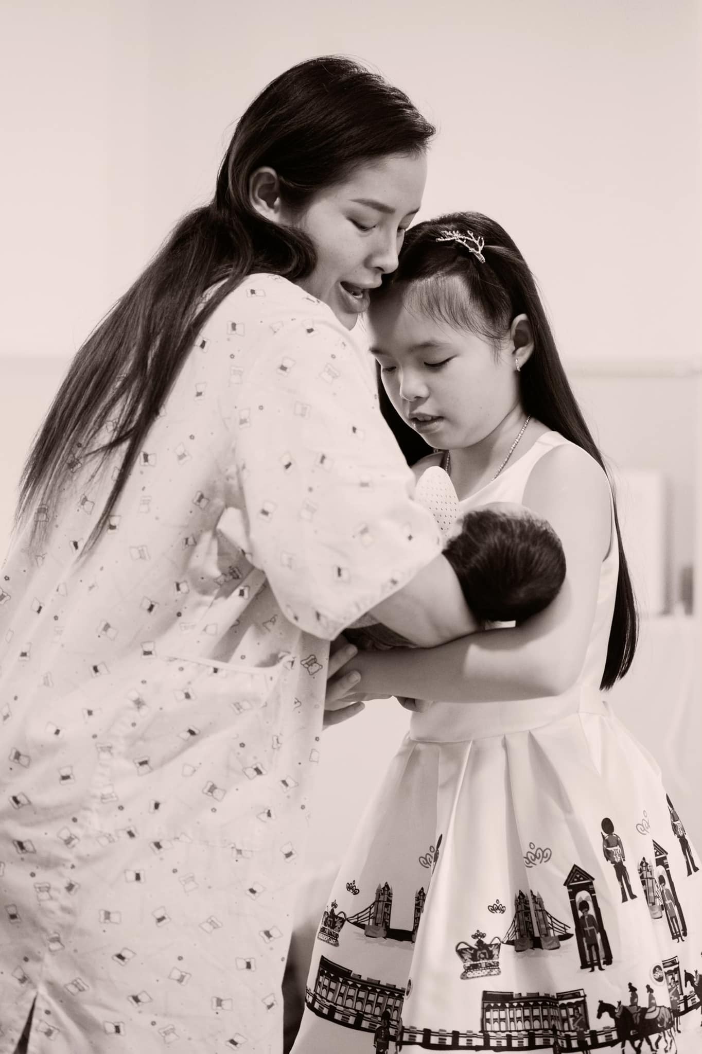 Bé Mia bồng em bé vô cùng khéo léo nhận được cơn mưa lời khen của CĐM.