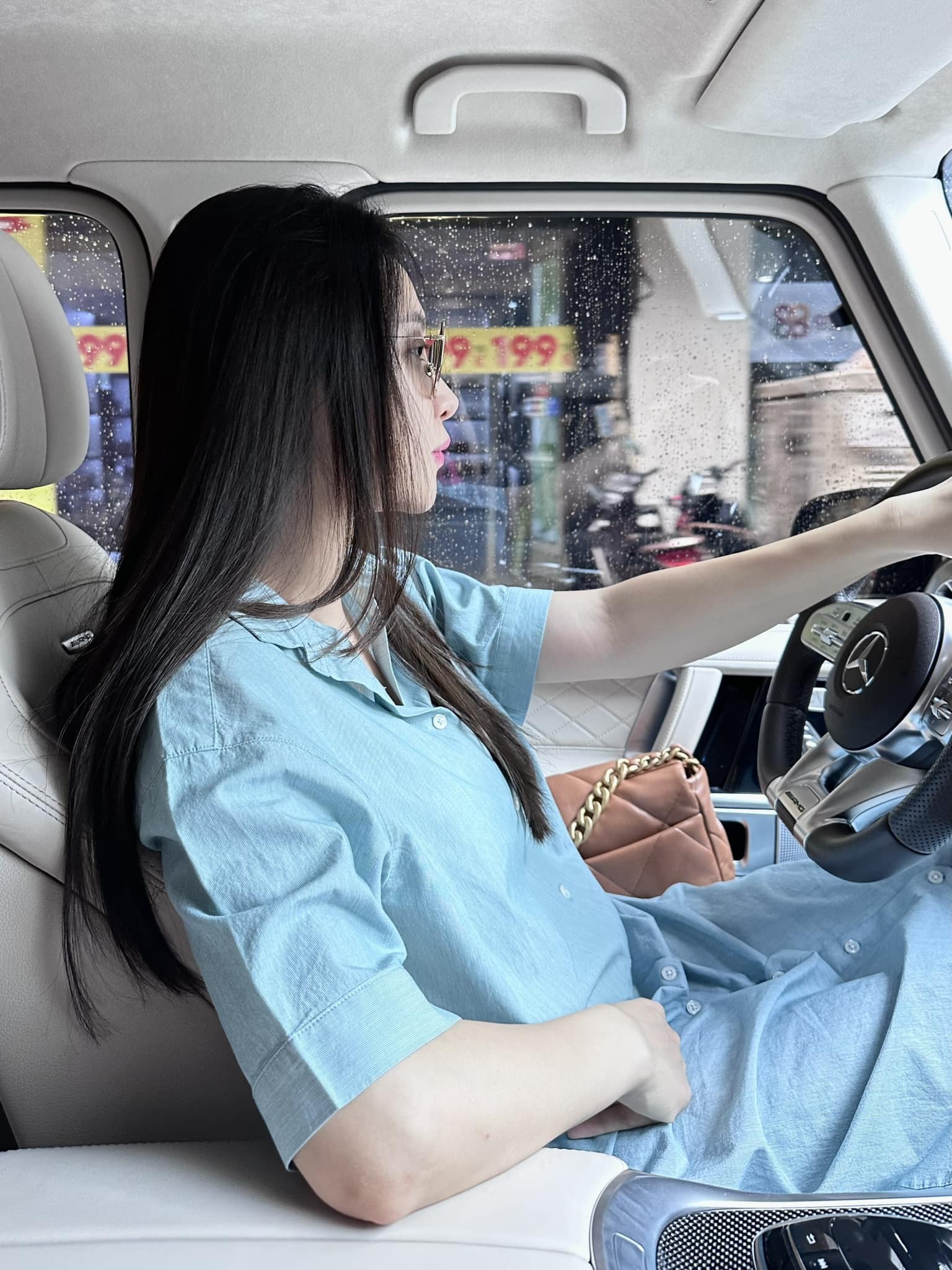 Đàm Thu Trang đi làm đẹp khi hết thời gian ở cữ. Đàm Thu Trang đi làm đẹp khi hết thời gian ở cữ.