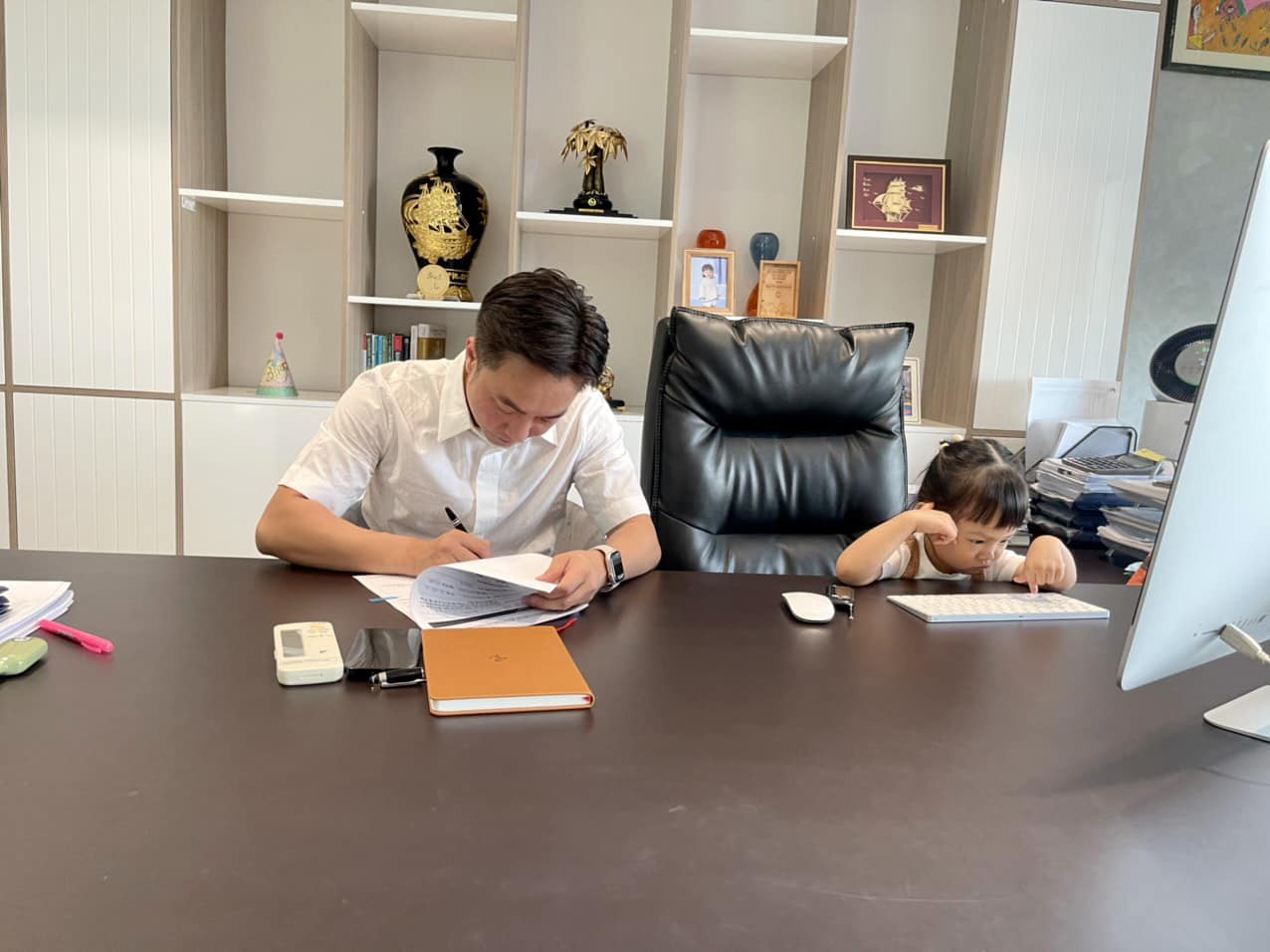 Trong thời gian vợ ở cữ, Cường Đô La thường xuyên đưa con gái đi làm cùng. Trong thời gian vợ ở cữ, Cường Đô La thường xuyên đưa con gái đi làm cùng.